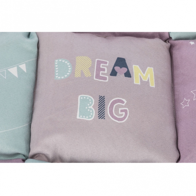 Dieser stilvolle und bequeme Velours-Kissenbezug ist die perfekte Ergänzung für Ihr Zuhause. Der hochwertige Polyester-Bezug ist gesteppt und sorgt für ein elegantes Design, während die Polyestervlies-Füllung für optimalen Komfort sorgt. Mit einem rutschfesten Boden bleibt das Kissen an Ort und Stelle, ideal für jeden Raum. Die Handwäsche ermöglicht eine einfache Pflege, sodass Ihr Kissen immer frisch und sauber bleibt. Mit den praktischen Maßen von ca. 60 × 60 cm und den sanften Farben Flieder, Mint und Rosa fügt sich dieses Kissen harmonisch in jede Einrichtung ein und ist eine günstige Wahl für hohe Qualität. Verleihen Sie Ihrem Wohnraum einen Hauch von Eleganz und Gemütlichkeit!