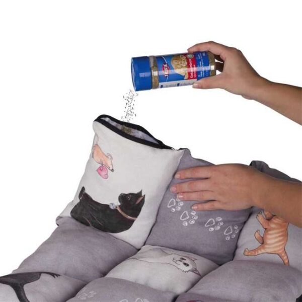 Die hochwertige Mikrofaser-Decke Patchwork Cat ist die perfekte Wahl für Katzenliebhaber, die ihren Samtpfoten ein gemütliches und warmes Plätzchen bieten möchten. Mit ihrem weichen Polyester-Bezug im stilvollen gesteppten Patchwork-Design und der komfortablen Polyestervlies-Füllung sorgt sie für ein angenehmes Liegegefühl – ideal für kalte, harte Böden. Die praktische eingenähte Tasche eignet sich hervorragend zum Befüllen mit Catnip oder Baldrian (nicht im Lieferumfang enthalten), um Ihrer Katze zusätzlichen Komfort zu bieten. Zudem ist die Decke mit einer rutschfesten Unterseite ausgestattet, die für Stabilität sorgt. Die Reinigung ist unkompliziert, da die Decke per Handwäsche gewaschen werden kann. Mit einer Größe von ca. 45 x 55 cm und in elegantem Grau ist diese Decke nicht nur funktional, sondern auch ein stilvolles Accessoire für jedes Zuhause. Schenken Sie Ihrer Katze den besten Schlafplatz mit dieser hochwertigen Mikrofaser-Decke!