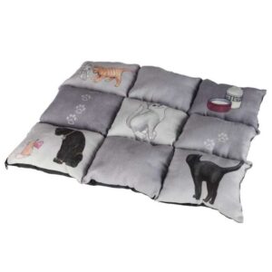 Die hochwertige Mikrofaser-Decke Patchwork Cat ist die perfekte Wahl für Katzenliebhaber, die ihren Samtpfoten ein gemütliches und warmes Plätzchen bieten möchten. Mit ihrem weichen Polyester-Bezug im stilvollen gesteppten Patchwork-Design und der komfortablen Polyestervlies-Füllung sorgt sie für ein angenehmes Liegegefühl – ideal für kalte, harte Böden. Die praktische eingenähte Tasche eignet sich hervorragend zum Befüllen mit Catnip oder Baldrian (nicht im Lieferumfang enthalten), um Ihrer Katze zusätzlichen Komfort zu bieten. Zudem ist die Decke mit einer rutschfesten Unterseite ausgestattet, die für Stabilität sorgt. Die Reinigung ist unkompliziert, da die Decke per Handwäsche gewaschen werden kann. Mit einer Größe von ca. 45 x 55 cm und in elegantem Grau ist diese Decke nicht nur funktional, sondern auch ein stilvolles Accessoire für jedes Zuhause. Schenken Sie Ihrer Katze den besten Schlafplatz mit dieser hochwertigen Mikrofaser-Decke!