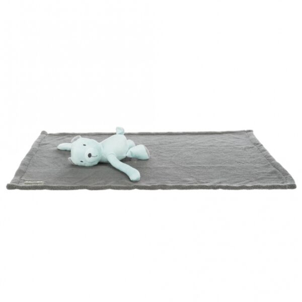 Entdecken Sie unser bezauberndes Set mit einer weichen Decke und einem kuscheligen Spielzeug, ideal für kleine Abenteurer. Das Spielzeug ist aus hochwertigem Plüsch (Polyester) gefertigt und begeistert mit einer Stimme, die zum Spielen einlädt. Dank der Maschinenwäsche bis 30 °C ist es besonders pflegeleicht und hygienisch. Die Decke ist zudem allergikerfreundlich, sodass Ihr Kind sicher und gesund spielen kann. Mit einer Größe von ca. 75 × 50 cm und in den sanften Farben grau und mint ist dieses Set nicht nur praktisch, sondern auch ein stilvolles Accessoire für jedes Kinderzimmer. Wählen Sie Qualität und Komfort für Ihr Kind – dieses Set ist der perfekte Begleiter für gemütliche Spielstunden!