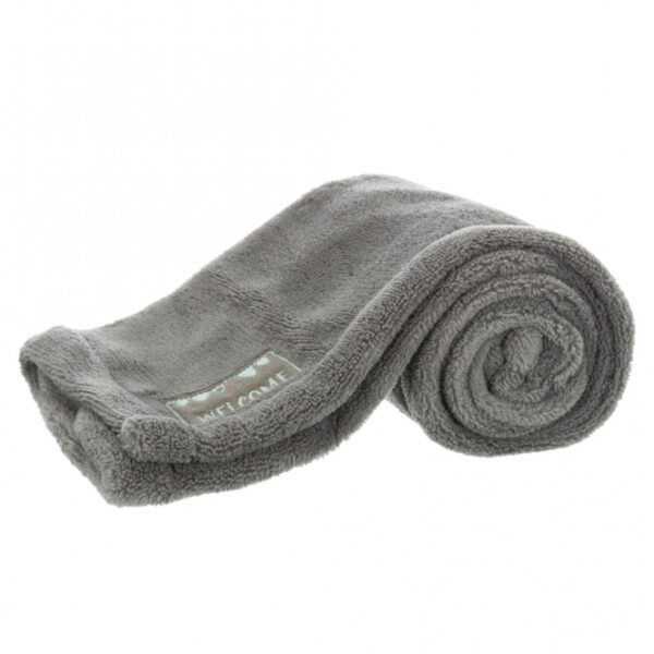 Entdecken Sie unser bezauberndes Set mit einer weichen Decke und einem kuscheligen Spielzeug, ideal für kleine Abenteurer. Das Spielzeug ist aus hochwertigem Plüsch (Polyester) gefertigt und begeistert mit einer Stimme, die zum Spielen einlädt. Dank der Maschinenwäsche bis 30 °C ist es besonders pflegeleicht und hygienisch. Die Decke ist zudem allergikerfreundlich, sodass Ihr Kind sicher und gesund spielen kann. Mit einer Größe von ca. 75 × 50 cm und in den sanften Farben grau und mint ist dieses Set nicht nur praktisch, sondern auch ein stilvolles Accessoire für jedes Kinderzimmer. Wählen Sie Qualität und Komfort für Ihr Kind – dieses Set ist der perfekte Begleiter für gemütliche Spielstunden!