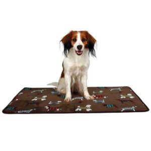 Die **FunDogs Liegematte** ist die ideale Lösung für Ihren Vierbeiner, um ihn vor Bodenkälte zu schützen. Diese hochwertige Liegematte ist mit weichem Kurzhaar-Plüsch bezogen und verfügt über eine dünne Schaumstoff-Füllung, die für optimalen Komfort sorgt. Der rutschfeste Gummiboden garantiert eine sichere Bodenhaftung, sodass Ihr Hund jederzeit stabil und bequem liegen kann. Die Matte ist in einem ansprechenden Braun mit niedlichen Hundemotiven erhältlich und hat die perfekte Größe von 90 x 68 cm. Zudem lässt sich die FunDogs Liegematte ganz einfach per Handwäsche reinigen, was sie besonders pflegeleicht macht. Gönnen Sie Ihrem Hund den besten Schlafplatz mit dieser praktischen und stilvollen Liegematte!