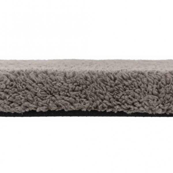Dieser hochwertige Plüsch-Teppich mit einem robusten Polyester-Bezug bietet nicht nur hohen Komfort, sondern auch eine stilvolle Ergänzung für Ihr Zuhause. Das innovative 2-Schichtsystem aus 5 cm Komfortschaum und viscoelastischem Schaum sorgt für eine angenehme Fußunterstützung und ein weiches Laufgefühl. Der rutschfeste Boden garantiert Sicherheit auf allen Untergründen, während der Teppich bei 30°C waschbar ist, was die Pflege kinderleicht macht. Hergestellt in der EU, überzeugt dieser hellgraue Teppich in der Größe von ca. 120 x 85 cm durch seine hohe Qualität und Langlebigkeit. Gönnen Sie sich diesen stilvollen und praktischen Teppich, der sowohl für Wohnräume als auch für Schlafzimmer ideal geeignet ist!