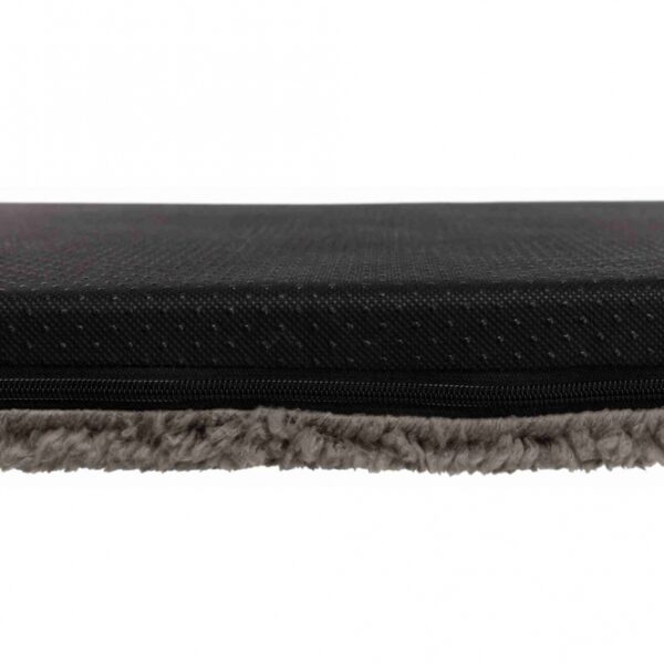 Dieser hochwertige Plüsch-Teppich mit einem robusten Polyester-Bezug bietet nicht nur hohen Komfort, sondern auch eine stilvolle Ergänzung für Ihr Zuhause. Das innovative 2-Schichtsystem aus 5 cm Komfortschaum und viscoelastischem Schaum sorgt für eine angenehme Fußunterstützung und ein weiches Laufgefühl. Der rutschfeste Boden garantiert Sicherheit auf allen Untergründen, während der Teppich bei 30°C waschbar ist, was die Pflege kinderleicht macht. Hergestellt in der EU, überzeugt dieser hellgraue Teppich in der Größe von ca. 120 x 85 cm durch seine hohe Qualität und Langlebigkeit. Gönnen Sie sich diesen stilvollen und praktischen Teppich, der sowohl für Wohnräume als auch für Schlafzimmer ideal geeignet ist!