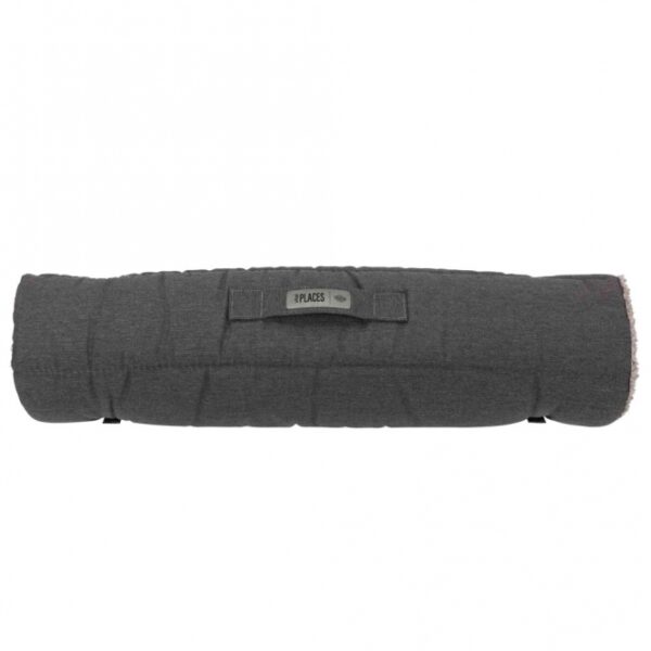 Dieser hochwertige Plüschsitzsack aus robustem Webstoff ist die perfekte Ergänzung für Ihr Zuhause. Mit einem strapazierfähigen Polyester-Bezug und einer komfortablen Füllung aus Polyestervlies (4 cm) bietet er sowohl Gemütlichkeit als auch Langlebigkeit. Der Sitzsack ist nicht nur gesteppt und mit einem praktischen Tragegriff ausgestattet, sondern lässt sich auch platzsparend zusammenrollen und mit Klettverschlüssen sicher verschließen. Hergestellt in der EU, überzeugt er durch hohe Qualität und ist bei 30°C waschbar. In der eleganten Farbkombination Dunkelgrau und Hellgrau und einer großzügigen Größe von ca. 100 × 65 cm ist dieser Sitzsack ideal für jedes moderne Wohnzimmer oder Kinderzimmer. Genießen Sie den Komfort und die Funktionalität dieses vielseitigen Möbelstücks!