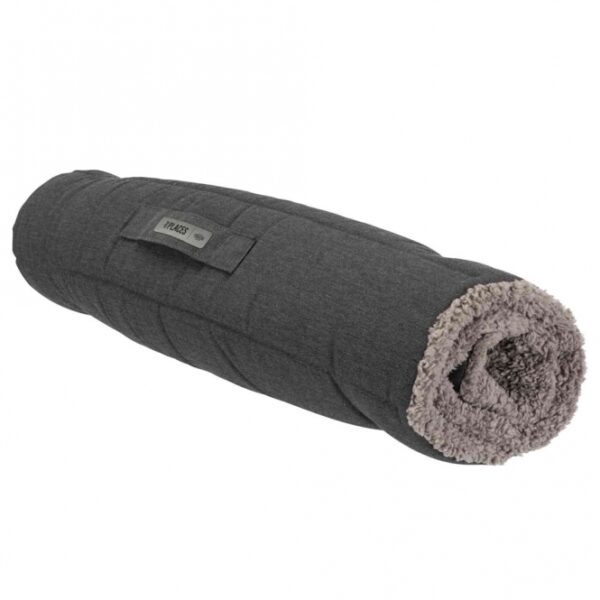 Dieser hochwertige Plüsch- und Webstoff-Sitzsack bietet Ihnen höchsten Komfort und eine stilvolle Ergänzung für Ihr Zuhause. Mit einem strapazierfähigen Polyester-Bezug und einer 4 cm dicken Polyestervlies-Füllung ist er ideal für entspannte Stunden. Der praktische Tragegriff ermöglicht ein einfaches Umstellen, während der platzsparende Design es Ihnen erlaubt, den Sitzsack schnell zusammenzurollen und mit Klettverschlüssen zu sichern. Hergestellt in der EU, überzeugt dieser Sitzsack nicht nur durch seine hohe Qualität, sondern ist auch bei 30°C waschbar, was die Pflege erleichtert. In den eleganten Farben Dunkelgrau und Hellgrau und einer Größe von ca. 120 × 80 cm ist er der perfekte Begleiter für jedes Wohnzimmer oder Kinderzimmer. Gönnen Sie sich diesen komfortablen und funktionalen Sitzsack für Ihr Zuhause!