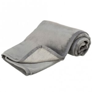 Dieser hochwertige Plüschteppich aus Polyester ist nicht nur stilvoll, sondern auch äußerst funktional. Mit seiner zweilagigen Konstruktion und einer Plüsch-Unterseite, die mit einer wasserundurchlässigen Beschichtung versehen ist, bietet er optimalen Schutz und Komfort. Der dichtgewebte Stoff auf der Unterseite sorgt dafür, dass der Teppich nicht verrutscht, was ihn ideal für jeden Raum macht. Zudem ist der Teppich bei 30°C waschbar, was die Pflege und Reinigung besonders einfach gestaltet. In einem eleganten Grauton und mit den Maßen von ca. 140 x 90 cm passt er perfekt in Ihr Zuhause und verleiht jedem Raum einen Hauch von Gemütlichkeit. Entdecken Sie die Vorteile dieses praktischen und stilvollen Plüschteppichs für Ihr Zuhause!