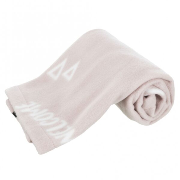 Dieser hochwertige Fleece aus Polyester ist perfekt für Allergiker geeignet und bietet einen angenehmen Komfort. Mit einer Größe von ca. 100 x 70 cm ist dieser Fleece ideal für den Einsatz zu Hause oder unterwegs. Die stilvolle Farbe taupe fügt sich harmonisch in jede Einrichtung ein und sorgt für eine gemütliche Atmosphäre. Genießen Sie die Vorteile eines allergiefreundlichen Materials, das sowohl weich als auch pflegeleicht ist. Investieren Sie in diesen Fleece und erleben Sie die perfekte Kombination aus hoher Qualität und Funktionalität.