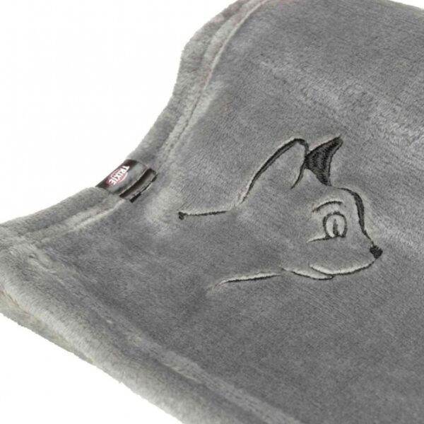 Dieser hochwertige Plüschteppich aus Polyester ist die perfekte Wahl für Allergiker, da er allergiefreundlich und leicht zu reinigen ist. Mit einer Waschbarkeit bei 60°C bleibt der Teppich hygienisch und frisch. In einem eleganten Grauton fügt sich der Teppich harmonisch in jedes Wohnambiente ein. Mit den großzügigen Maßen von ca. 90 x 70 cm bietet er nicht nur Komfort, sondern auch eine stilvolle Akzentuierung in Ihrem Raum. Entscheiden Sie sich für diesen Plüschteppich, der hohe Qualität zu einem günstigen Preis bietet und ideal für Allergiker ist.