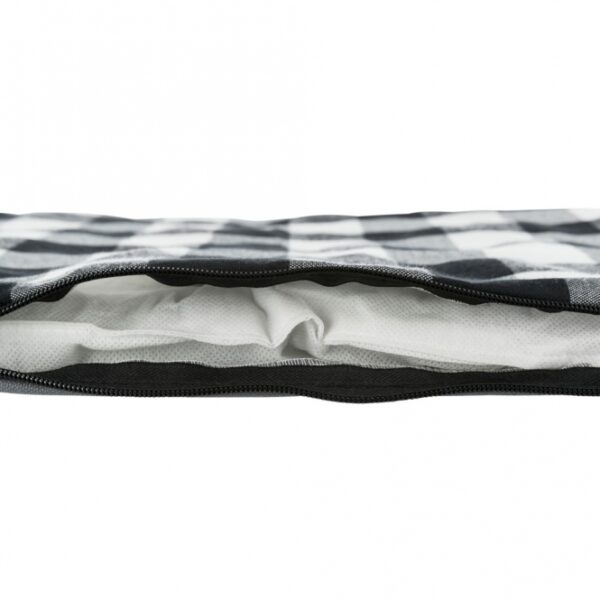 Dieser hochwertige Kissenbezug vereint eine angenehme Baumwoll-Haptik mit einem strapazierfähigen Polyester-/Baumwoll-Material, das für hohen Komfort sorgt. Die 4 cm dicke Polyestervlies-Füllung bietet optimalen Liegekomfort und ist ideal für Kunststoffbetten wie den Sleeper geeignet. Der abnehmbare Bezug lässt sich einfach handwaschen und ist in den modernen Farben Schwarz, Weiß und Grau erhältlich. Mit den kompakten Maßen von ca. 44 × 31 cm passt dieser Kissenbezug perfekt in jedes Schlafzimmer und überzeugt durch seine hohe Qualität und Langlebigkeit. Gönnen Sie sich den besten Schlafkomfort mit diesem stilvollen und praktischen Kissenbezug!