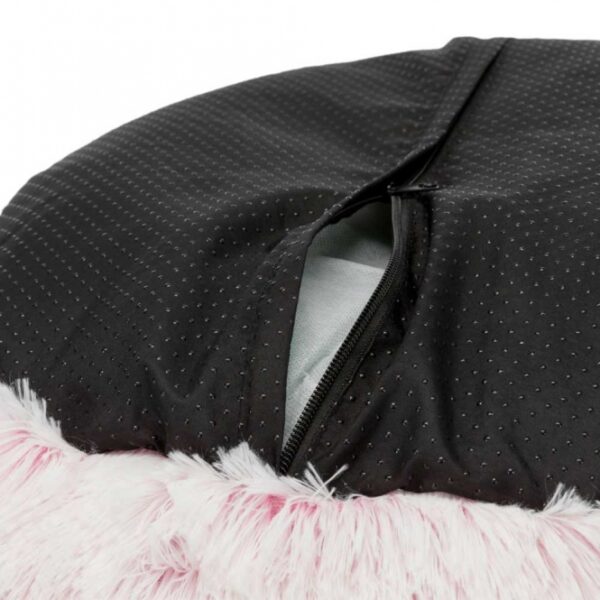 Dieser hochwertige Langhaar-Plüsch-Kissenbezug in ansprechendem weiß-pink bietet nicht nur einen stilvollen Akzent in Ihrem Wohnraum, sondern auch außergewöhnlichen Komfort. Der Polyester-Bezug ist strapazierfähig und pflegeleicht, während die Polyestervlies-Füllung für eine angenehme Stütze sorgt. Mit einem Durchmesser von ca. 50 cm und einem fest integrierten Kissen ist dieser Bezug ideal für entspannende Momente. Der rutschfeste Boden sorgt dafür, dass das Kissen an Ort und Stelle bleibt, während das Inlett problemlos von Hand gewaschen werden kann. Der Bezug lässt sich bei 30°C in der Maschine waschen, was ihn besonders praktisch und ideal für den täglichen Gebrauch macht. Gönnen Sie sich dieses gemütliche Kissen für Ihr Zuhause – ein perfektes Accessoire für jeden Raum!