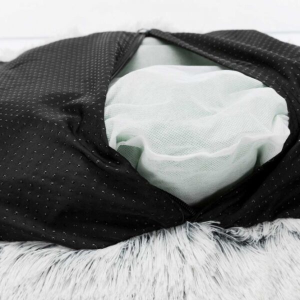 Dieser hochwertige Langhaar-Plüsch-Kissenbezug bietet ultimativen Komfort und eine stilvolle Ergänzung für Ihr Zuhause. Der Bezug aus strapazierfähigem Polyester ist nicht nur weich und gemütlich, sondern auch pflegeleicht, da er bei 30°C waschbar ist. Mit einer komfortablen Polyestervlies-Füllung und einem fest integrierten Kissen sorgt er für perfekte Entspannung. Der rutschfeste Boden garantiert Sicherheit, während die elegante Farbkombination in Weiß und Schwarz jedem Raum einen modernen Touch verleiht. Mit einem Durchmesser von ca. 60 cm ist dieses Kissen ideal für Ihr Sofa oder Bett. Gönnen Sie sich diesen stilvollen und praktischen Kissenbezug – für höchsten Komfort und eine gemütliche Atmosphäre in Ihrem Zuhause!