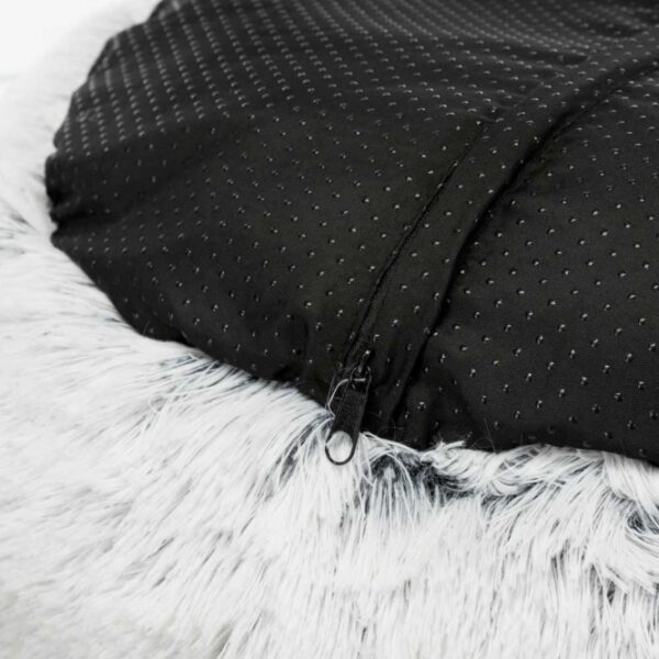 Dieser hochwertige Langhaar-Plüsch-Kissenbezug bietet ultimativen Komfort und eine stilvolle Ergänzung für Ihr Zuhause. Der Bezug aus strapazierfähigem Polyester ist nicht nur weich und gemütlich, sondern auch pflegeleicht, da er bei 30°C waschbar ist. Mit einer komfortablen Polyestervlies-Füllung und einem fest integrierten Kissen sorgt er für perfekte Entspannung. Der rutschfeste Boden garantiert Sicherheit, während die elegante Farbkombination in Weiß und Schwarz jedem Raum einen modernen Touch verleiht. Mit einem Durchmesser von ca. 60 cm ist dieses Kissen ideal für Ihr Sofa oder Bett. Gönnen Sie sich diesen stilvollen und praktischen Kissenbezug – für höchsten Komfort und eine gemütliche Atmosphäre in Ihrem Zuhause!