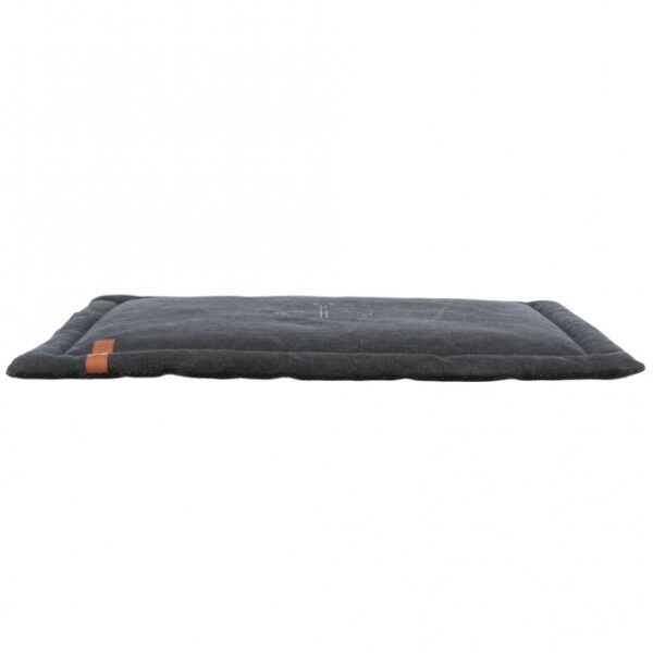 Dieser hochwertige Katzenkorb mit einer einzigartigen Canvas-Haptik bietet nicht nur Komfort, sondern auch Langlebigkeit. Der Bezug aus einer robusten Baumwoll-/Polyester-Mischung und die 3 cm dicke Polyestervlies-Füllung sorgen für eine gemütliche Liegefläche, auf der sich Ihre Katze entspannen kann. Mit einem rutschfesten Boden ist der Korb besonders sicher und stabil, ideal für jeden Raum in Ihrem Zuhause. Hergestellt in der EU, überzeugt dieser Katzenkorb durch seine hohe Qualität und ist in elegantem Schwarz gehalten. Die Maße von ca. 100 × 70 cm machen ihn zum perfekten Rückzugsort für Katzen aller Größen. Zudem unterstützen Sie mit dem Kauf dieses Produkts Meeresschutzprojekte, was einen wertvollen Beitrag zum Natur- und Artenschutz leistet. Gönnen Sie Ihrer Katze diesen stilvollen und praktischen Rückzugsort!