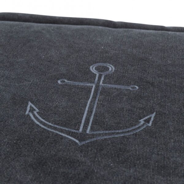 Dieser hochwertige Katzenkorb mit einer einzigartigen Canvas-Haptik bietet nicht nur Komfort, sondern auch Langlebigkeit. Der Bezug aus einer robusten Baumwoll-/Polyester-Mischung und die 3 cm dicke Polyestervlies-Füllung sorgen für eine gemütliche Liegefläche, auf der sich Ihre Katze entspannen kann. Mit einem rutschfesten Boden ist der Korb besonders sicher und stabil, ideal für jeden Raum in Ihrem Zuhause. Hergestellt in der EU, überzeugt dieser Katzenkorb durch seine hohe Qualität und ist in elegantem Schwarz gehalten. Die Maße von ca. 100 × 70 cm machen ihn zum perfekten Rückzugsort für Katzen aller Größen. Zudem unterstützen Sie mit dem Kauf dieses Produkts Meeresschutzprojekte, was einen wertvollen Beitrag zum Natur- und Artenschutz leistet. Gönnen Sie Ihrer Katze diesen stilvollen und praktischen Rückzugsort!