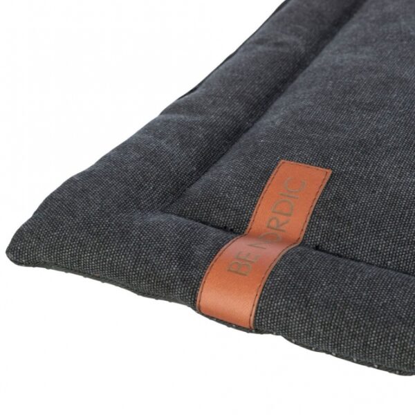 Dieser hochwertige Hundekorb mit Canvas-Haptik bietet Ihrem Haustier den ultimativen Komfort und eine stilvolle Ruhezone. Der Bezug aus Baumwolle und Polyester sorgt für eine langlebige und pflegeleichte Nutzung, während die 3 cm dicke Polyestervlies-Füllung für eine optimale Unterstützung sorgt. Mit einem rutschfesten Boden ist dieser Hundekorb besonders sicher und stabil, ideal für jeden Untergrund. Hergestellt in der EU, erfüllt er höchste Qualitätsstandards und kann problemlos von Hand gewaschen werden. In elegantem Schwarz und mit den Maßen von ca. 70 × 55 cm ist er nicht nur funktional, sondern auch ein echter Blickfang in Ihrem Zuhause. Zudem unterstützt der Verkauf dieser Serie wichtige Meeresschutzprojekte und trägt somit aktiv zum Natur- und Artenschutz bei. Gönnen Sie Ihrem Vierbeiner den besten Rückzugsort mit diesem robusten und stilvollen Hundekorb!
