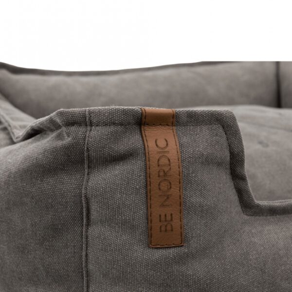 Dieser hochwertige Hundekissen bietet ultimativen Komfort für Ihren vierbeinigen Freund. Mit einer robusten Canvas-Haptik und einem Bezug aus Baumwolle und Polyester ist es besonders langlebig und pflegeleicht. Die Schaumstoffflocken-Füllung sorgt für eine optimale Liegefläche, während das integrierte Kissen zusätzlichen Halt bietet. Der abnehmbare Bezug ist bei 40°C waschbar, was die Reinigung zum Kinderspiel macht. Dank des rutschfesten Bodens bleibt das Kissen sicher an seinem Platz, egal wie aktiv Ihr Hund ist. Mit einem praktischen Tragegriff ist es einfach zu transportieren. Hergestellt in der EU, überzeugt dieses dunkelgraue Kissen in der Größe von ca. 60 x 50 cm durch hohe Qualität und Funktionalität. Zudem unterstützt der Verkauf dieser Serie Meeresschutzprojekte und trägt somit aktiv zum Natur- und Artenschutz bei. Gönnen Sie Ihrem Hund den besten Schlafplatz!