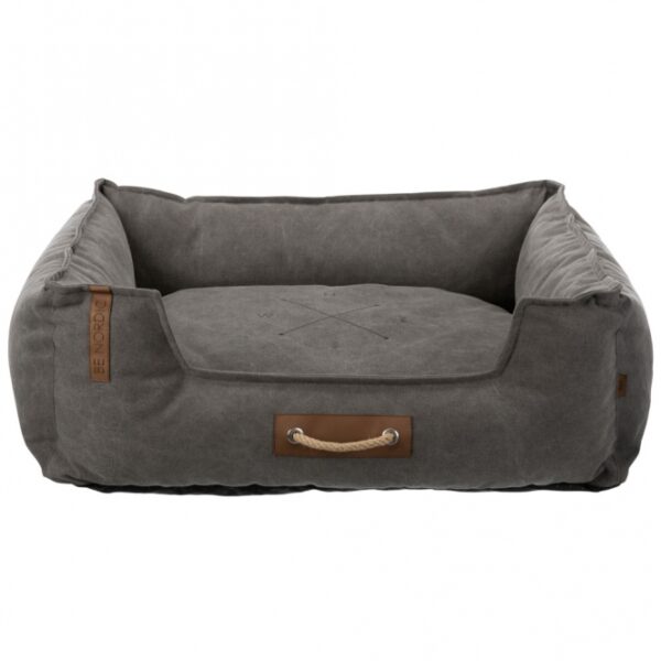 Entdecken Sie das hochwertige TRIXIE Hundebett in elegantem Dunkelgrau, das nicht nur durch seine robuste Canvas-Haptik überzeugt, sondern auch mit einem strapazierfähigen Baumwoll-/Polyester-Bezug ausgestattet ist. Die Schaumstoffflocken-Füllung sorgt für optimalen Komfort und ein fest integriertes Kissen bietet zusätzlichen Halt für Ihren vierbeinigen Freund. Mit einem praktischen Tragegriff lässt sich das Bett mühelos transportieren, während der rutschfeste Boden für Stabilität sorgt. Der Bezug ist abnehmbar und bei 40°C waschbar, was die Pflege zum Kinderspiel macht. Hergestellt in der EU, unterstützt der Verkauf dieser Serie zudem Meeresschutzprojekte und trägt aktiv zum Natur- und Artenschutz bei. Gönnen Sie Ihrem Hund den besten Schlafplatz mit diesem hochwertigen und günstigen Hundebett!