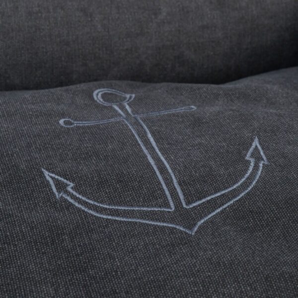 Entdecken Sie unser hochwertiges Hundekissen mit einer angenehmen Canvas-Haptik, das sowohl stilvoll als auch funktional ist. Der Bezug aus robustem Baumwoll- und Polyester-Material sorgt für Langlebigkeit und ist gleichzeitig abnehmbar und bei 40° waschbar. Die Füllung aus Silikon- und Schaumstoffflocken bietet optimalen Komfort für Ihren vierbeinigen Freund, während das fest integrierte Kissen zusätzlichen Halt garantiert. Mit einem praktischen Tragegriff und einem rutschfesten Boden ist dieses Kissen ideal für jeden Raum. Hergestellt in der EU, unterstützt der Verkauf dieser Serie auch Meeresschutzprojekte, was Ihnen ermöglicht, aktiv zum Natur- und Artenschutz beizutragen. Maße: ca. 100 x 80 cm – das perfekte Hundekissen für höchste Ansprüche!