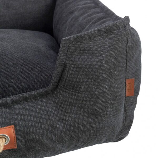 Dieser hochwertige Hundekissen überzeugt durch seine robuste Canvas-Haptik und den komfortablen Baumwoll-/Polyester-Bezug. Die Füllung aus Silikon- und Schaumstoffflocken sorgt für optimalen Liegekomfort und ist ideal für entspannte Stunden. Mit einem fest integrierten Kissen und einem praktischen Tragegriff ist dieses Kissen nicht nur funktional, sondern auch äußerst praktisch. Der abnehmbare Bezug ist bei 40° waschbar, während das Inlett leicht per Handwäsche gereinigt werden kann. Der rutschfeste Boden garantiert zudem einen sicheren Halt auf verschiedenen Untergründen. Hergestellt in der EU, unterstützt der Verkauf dieser Serie die wichtigen Meeresschutzprojekte von TRIXIE und trägt somit aktiv zum Natur- und Artenschutz bei. Maße: ca. 60 x 50 cm – das perfekte Kissen für Ihren vierbeinigen Freund!