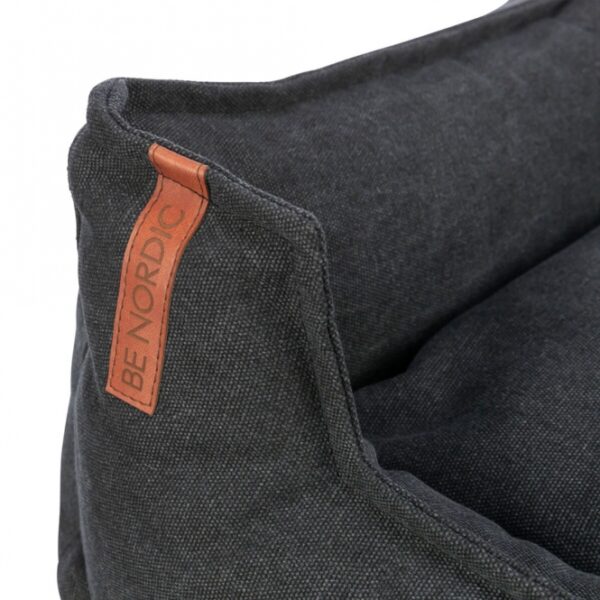 Entdecken Sie unser hochwertiges Hundekissen mit einer angenehmen Canvas-Haptik, das sowohl stilvoll als auch funktional ist. Der Bezug aus robustem Baumwoll- und Polyester-Material sorgt für Langlebigkeit und ist gleichzeitig abnehmbar und bei 40° waschbar. Die Füllung aus Silikon- und Schaumstoffflocken bietet optimalen Komfort für Ihren vierbeinigen Freund, während das fest integrierte Kissen zusätzlichen Halt garantiert. Mit einem praktischen Tragegriff und einem rutschfesten Boden ist dieses Kissen ideal für jeden Raum. Hergestellt in der EU, unterstützt der Verkauf dieser Serie auch Meeresschutzprojekte, was Ihnen ermöglicht, aktiv zum Natur- und Artenschutz beizutragen. Maße: ca. 100 x 80 cm – das perfekte Hundekissen für höchste Ansprüche!