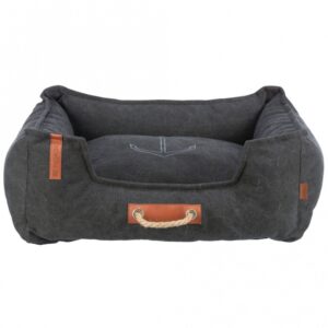 Entdecken Sie unser hochwertiges Hundebett mit Canvas-Haptik, das sowohl Komfort als auch Stil vereint. Der Bezug aus strapazierfähigem Baumwoll-/Polyester-Material ist abnehmbar und bei 40° waschbar, was die Pflege zum Kinderspiel macht. Die Silikon-/Schaumstoffflocken-Füllung sorgt für eine optimale Unterstützung und ein fest integriertes Kissen bietet zusätzlichen Komfort für Ihren vierbeinigen Freund. Mit einem rutschfesten Boden und einem praktischen Tragegriff ist dieses Bett ideal für jeden Raum. Hergestellt in der EU, unterstützt der Verkauf dieser Serie auch Meeresschutzprojekte und trägt somit aktiv zum Natur- und Artenschutz bei. Maße: ca. 80 x 60 cm – das perfekte Hundebett für höchste Ansprüche!