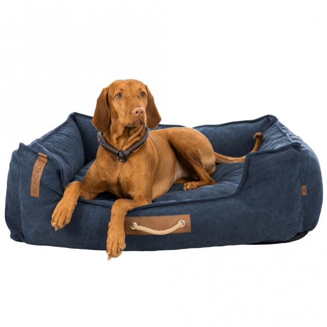 Entdecken Sie das hochwertige und robuste Hundekissen von TRIXIE, das mit einer speziellen Canvas-Haptik überzeugt. Der Bezug aus Baumwolle und Polyester ist besonders pflegeleicht, da er abnehmbar und bei 40°C waschbar ist. Die Füllung aus Schaumstoffflocken sorgt für optimalen Liegekomfort, während das fest integrierte Kissen zusätzlichen Halt bietet. Mit einem praktischen Tragegriff und einem rutschfesten Boden ist dieses Kissen ideal für jeden Einsatzort. In stilvollem Dunkelblau und mit einer Größe von 80 x 60 cm passt es perfekt in jede Wohnung. Zudem unterstützt der Verkauf dieser Serie wichtige Meeresschutzprojekte und trägt aktiv zum Natur- und Artenschutz bei. Gönnen Sie Ihrem Vierbeiner den besten Schlafplatz – robust, hochwertig und umweltfreundlich!
