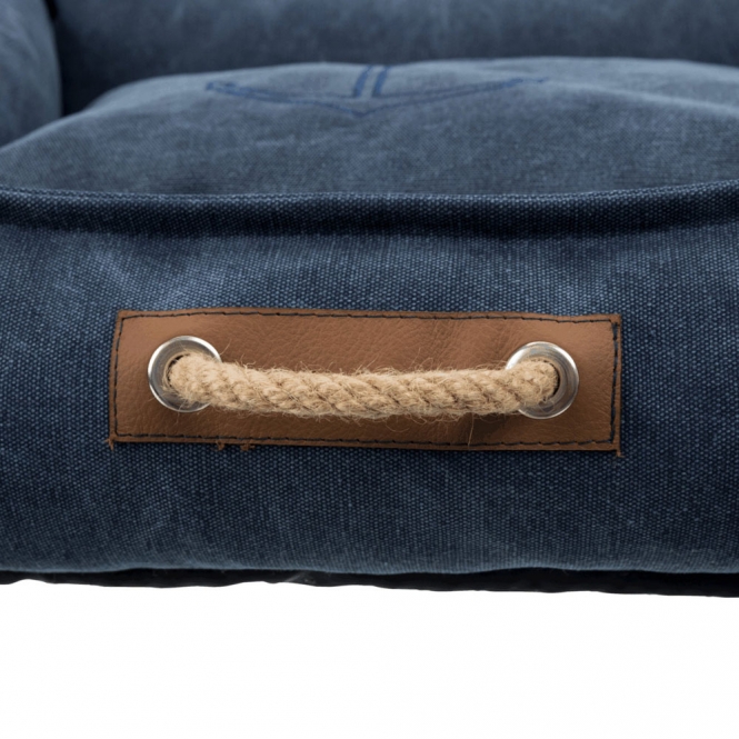 Entdecken Sie unser hochwertiges Hundekissen mit einer angenehmen Canvas-Haptik, das speziell für Komfort und Langlebigkeit entwickelt wurde. Der Bezug aus Baumwolle und Polyester ist besonders robust und bietet eine hervorragende Unterstützung dank der Schaumstoffflocken-Füllung. Mit einem fest integrierten Kissen sorgt es für zusätzlichen Komfort für Ihren vierbeinigen Freund. Das Hundekissen ist nicht nur praktisch mit einem abnehmbaren Bezug, der bei 40°C waschbar ist, sondern auch mit einem rutschfesten Boden ausgestattet, um Stabilität zu gewährleisten. Mit einem Tragegriff ist es zudem einfach zu transportieren. Hergestellt in der EU, überzeugt es in stilvollem Dunkelblau und hat die ideale Größe von 60 x 50 cm. Darüber hinaus unterstützen wir mit jedem Verkauf Meeresschutzprojekte, sodass Sie mit Ihrem Kauf auch einen Beitrag zum Natur- und Artenschutz leisten. Gönnen Sie Ihrem Hund den besten Schlafplatz!