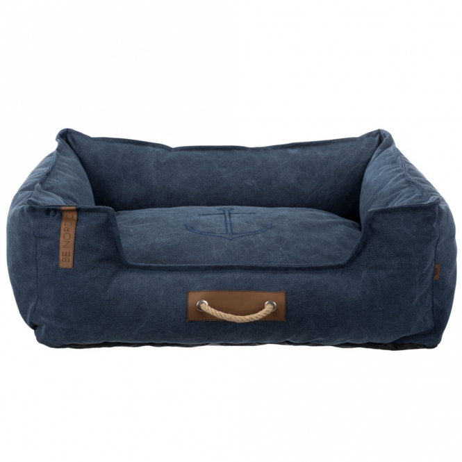 Entdecken Sie unser hochwertiges Hundekissen mit einer angenehmen Canvas-Haptik, das speziell für Komfort und Langlebigkeit entwickelt wurde. Der Bezug aus Baumwolle und Polyester ist besonders robust und bietet eine hervorragende Unterstützung dank der Schaumstoffflocken-Füllung. Mit einem fest integrierten Kissen sorgt es für zusätzlichen Komfort für Ihren vierbeinigen Freund. Das Hundekissen ist nicht nur praktisch mit einem abnehmbaren Bezug, der bei 40°C waschbar ist, sondern auch mit einem rutschfesten Boden ausgestattet, um Stabilität zu gewährleisten. Mit einem Tragegriff ist es zudem einfach zu transportieren. Hergestellt in der EU, überzeugt es in stilvollem Dunkelblau und hat die ideale Größe von 60 x 50 cm. Darüber hinaus unterstützen wir mit jedem Verkauf Meeresschutzprojekte, sodass Sie mit Ihrem Kauf auch einen Beitrag zum Natur- und Artenschutz leisten. Gönnen Sie Ihrem Hund den besten Schlafplatz!