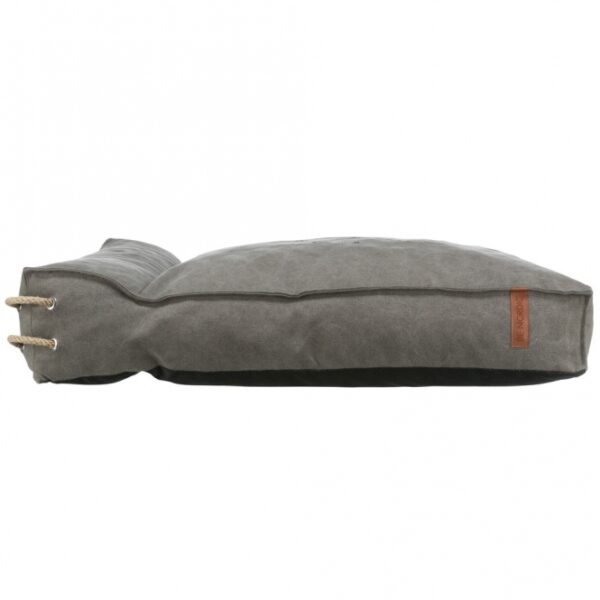 Dieser hochwertige Hundekorb vereint Komfort und Stil mit einer robusten Canvas-Haptik. Der Bezug aus einer langlebigen Baumwoll-/Polyester-Mischung ist nicht nur abnehmbar, sondern auch bei 40° C waschbar, was die Pflege besonders einfach macht. Mit einer Füllung aus 18–20 cm Silikon-/Schaumstoffflocken bietet der Korb optimalen Liegekomfort für Ihren Vierbeiner. Der rutschfeste Boden sorgt dafür, dass der Korb an Ort und Stelle bleibt, selbst wenn Ihr Hund sich bewegt. Hergestellt in der EU, ist dieser Hundekorb in einem eleganten Dunkelgrau gehalten und hat die ideale Größe von ca. 80 x 60 cm. Investieren Sie in einen Hundekorb, der sowohl hohe Qualität als auch Funktionalität bietet – perfekt für jeden Hundeliebhaber!
