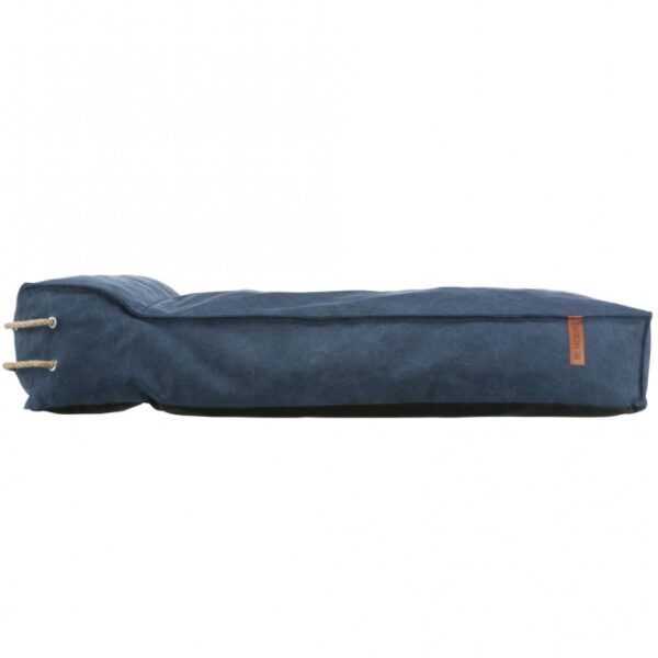 Entdecken Sie unser hochwertiges Kissen mit einer einzigartigen Canvas-Haptik, das sowohl Komfort als auch Stil vereint. Der Bezug aus einer robusten Baumwoll-Polyester-Mischung ist nicht nur langlebig, sondern auch abnehmbar und bei 40° C waschbar, was die Pflege besonders einfach macht. Mit einer Füllung aus 18–20 cm Silikon- und Schaumstoffflocken bietet dieses Kissen optimalen Liegekomfort und Unterstützung. Der rutschfeste Boden sorgt dafür, dass das Kissen an Ort und Stelle bleibt, während die elegante dunkelblaue Farbe jedem Raum einen modernen Akzent verleiht. Hergestellt in der EU, ist dieses Kissen die perfekte Wahl für alle, die Wert auf hohe Qualität legen. Größe: ca. 80 x 60 cm – ideal für Ihr Zuhause!