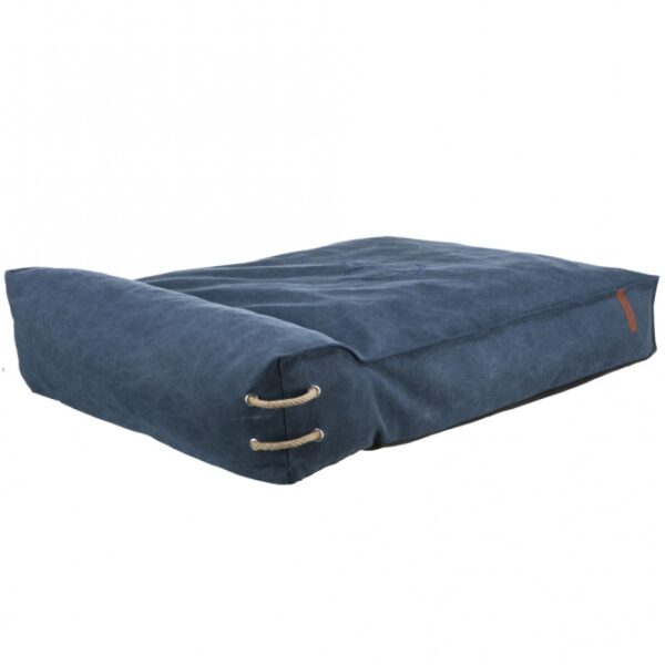 Entdecken Sie unser hochwertiges Kissen mit einer einzigartigen Canvas-Haptik, das sowohl Komfort als auch Stil vereint. Der Bezug aus einer robusten Baumwoll-Polyester-Mischung ist nicht nur langlebig, sondern auch abnehmbar und bei 40° C waschbar, was die Pflege besonders einfach macht. Mit einer Füllung aus 18–20 cm Silikon- und Schaumstoffflocken bietet dieses Kissen optimalen Liegekomfort und Unterstützung. Der rutschfeste Boden sorgt dafür, dass das Kissen an Ort und Stelle bleibt, während die elegante dunkelblaue Farbe jedem Raum einen modernen Akzent verleiht. Hergestellt in der EU, ist dieses Kissen die perfekte Wahl für alle, die Wert auf hohe Qualität legen. Größe: ca. 80 x 60 cm – ideal für Ihr Zuhause!