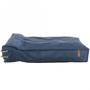 Entdecken Sie unser hochwertiges Kissen mit einer einzigartigen Canvas-Haptik, das sowohl Komfort als auch Stil vereint. Der Bezug aus einer robusten Baumwoll-Polyester-Mischung ist nicht nur langlebig, sondern auch abnehmbar und bei 40° C waschbar, was die Pflege besonders einfach macht. Mit einer Füllung aus 18–20 cm Silikon- und Schaumstoffflocken bietet dieses Kissen optimalen Liegekomfort und Unterstützung. Der rutschfeste Boden sorgt dafür, dass das Kissen an Ort und Stelle bleibt, während die elegante dunkelblaue Farbe jedem Raum einen modernen Akzent verleiht. Hergestellt in der EU, ist dieses Kissen die perfekte Wahl für alle, die Wert auf hohe Qualität legen. Größe: ca. 80 x 60 cm – ideal für Ihr Zuhause!
