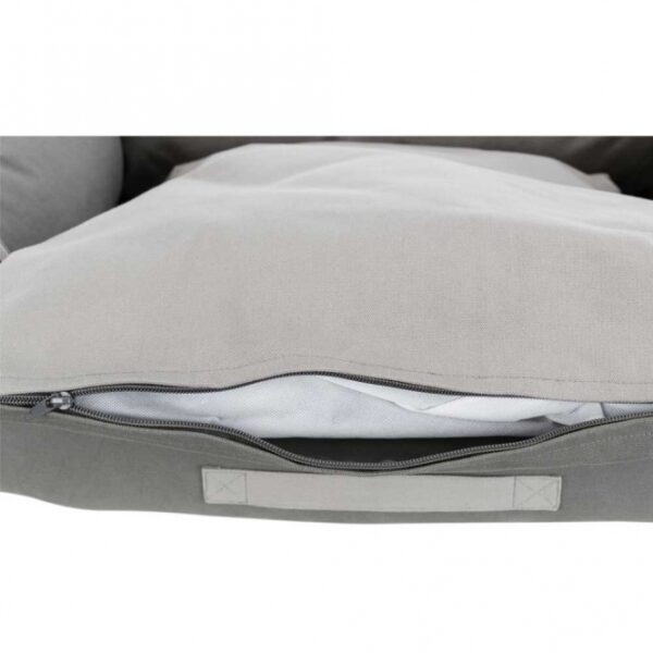 Dieser besonders nachhaltige Sitzsack aus recycelten Materialien bietet nicht nur umweltfreundlichen Komfort, sondern überzeugt auch durch seine hohe Qualität. Der robuste Canvas-Stoff mit einem weichen Baumwoll-Bezug und einer bequemen Polyestervlies-Füllung sorgt für ein angenehmes Sitzgefühl. Mit dem praktischen Wendekissen und abnehmbaren Bezügen, die bei 30°C waschbar sind, lässt sich der Sitzsack mühelos pflegen. Der rutschfeste Boden garantiert zudem einen stabilen Halt. In der eleganten Farbe Grau und mit einer Größe von ca. 60 x 50 cm ist dieser Sitzsack die perfekte Ergänzung für jedes Zuhause. Genießen Sie stilvollen Komfort und nachhaltige Materialien in einem Produkt!
