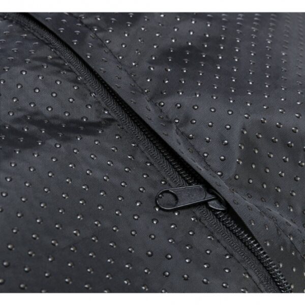 Dieser stilvolle und praktische Webstoff-Sitzsack ist der perfekte Begleiter für Ihr Zuhause. Mit einem hochwertigen Polyester-Bezug und einer bequemen Polyestervlies-Füllung bietet er maximalen Komfort. Das fest integrierte Kissen sorgt für zusätzlichen Halt und Entspannung. Der Bezug ist abnehmbar und bei 40°C waschbar, was die Pflege einfach und unkompliziert macht. Dank des rutschfesten Bodens bleibt der Sitzsack an seinem Platz und eignet sich ideal für jedes Zimmer. In einem modernen gelb/dunkelgrauen Design und den Maßen von ca. 80 x 60 cm passt er perfekt in jeden Wohnraum. Investieren Sie in diesen hochwertigen Sitzsack für gemütliche Stunden!