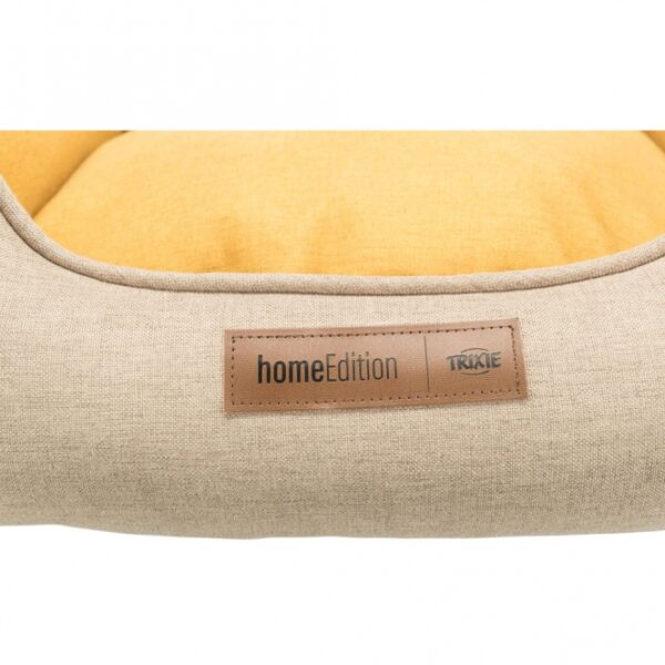 Dieser hochwertige Webstoff-Kissenbezug in der ansprechenden Farbe sand/gelb ist die perfekte Ergänzung für Ihr Zuhause. Der waschbare Polyester-Bezug (bis 40°C) sorgt für einfache Pflege, während die Polyestervlies-Füllung mit hoher Fülldichte für Formstabilität und langfristigen Komfort sorgt. Dank des praktischen Wendekissens können Sie den Look Ihres Raumes schnell verändern. Die abnehmbaren Bezüge sind besonders benutzerfreundlich, und der rutschfeste Boden garantiert sicheren Halt auf jedem Untergrund. Mit den Maßen von ca. 80 x 60 cm ist dieses Kissen ideal für jedes Sofa oder Bett. Gönnen Sie sich und Ihren Gästen den Komfort und die Qualität, die Sie verdienen!