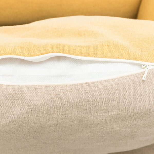 Dieser hochwertige Webstoff-Kissenbezug aus strapazierfähigem Polyester ist die perfekte Ergänzung für Ihr Zuhause. Mit einem waschbaren Bezug bei 40°C und einer formstabilen Polyestervlies-Füllung sorgt er für optimalen Komfort und Langlebigkeit. Das Wendekissen bietet Ihnen die Möglichkeit, den Look jederzeit zu verändern, während die abnehmbaren Bezüge eine einfache Pflege garantieren. Der rutschfeste Boden sorgt dafür, dass das Kissen sicher an seinem Platz bleibt. Erhältlich in einer ansprechenden sand/gelben Farbgebung und mit den Maßen von ca. 60 x 50 cm, ist dieses Kissen nicht nur praktisch, sondern auch ein stilvolles Accessoire für jedes Zimmer. Ideal für alle, die Wert auf hohe Qualität und Funktionalität legen!
