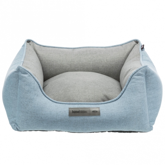 Dieser hochwertige Webstoff-Kissenbezug in hellblau/grau ist nicht nur stilvoll, sondern auch äußerst praktisch. Der Bezug aus robustem Polyester ist bei 40°C waschbar und sorgt für eine einfache Pflege. Mit seiner formstabilen Polyestervlies-Füllung bietet das Kissen optimalen Komfort und eine hohe Fülldichte, die für eine angenehme Unterstützung sorgt. Das Wendekissen ermöglicht es Ihnen, den Look nach Belieben zu verändern, während die abnehmbaren Bezüge eine einfache Reinigung garantieren. Der rutschfeste Boden sorgt dafür, dass das Kissen an Ort und Stelle bleibt – ideal für jedes Zuhause. Mit den Maßen von ca. 80 x 60 cm passt es perfekt in jede Ecke Ihres Wohnraums. Gönnen Sie sich diesen praktischen und stilvollen Kissenbezug für mehr Gemütlichkeit in Ihrem Zuhause!