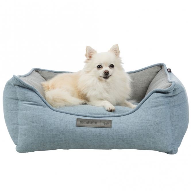 Dieser hochwertige Webstoff-Kissenbezug in hellblau/grau ist nicht nur stilvoll, sondern auch äußerst praktisch. Der Bezug aus robustem Polyester ist bei 40°C waschbar und sorgt für eine einfache Pflege. Mit seiner formstabilen Polyestervlies-Füllung bietet das Kissen optimalen Komfort und eine hohe Fülldichte, die für eine angenehme Unterstützung sorgt. Das Wendekissen ermöglicht es Ihnen, den Look nach Belieben zu verändern, während die abnehmbaren Bezüge eine einfache Reinigung garantieren. Der rutschfeste Boden sorgt dafür, dass das Kissen an Ort und Stelle bleibt – ideal für jedes Zuhause. Mit den Maßen von ca. 80 x 60 cm passt es perfekt in jede Ecke Ihres Wohnraums. Gönnen Sie sich diesen praktischen und stilvollen Kissenbezug für mehr Gemütlichkeit in Ihrem Zuhause!