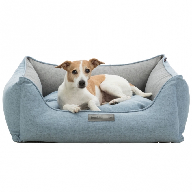 Dieser hochwertige Webstoff-Kissenbezug in hellblau/grau ist nicht nur stilvoll, sondern auch äußerst praktisch. Der Bezug aus robustem Polyester ist bei 40°C waschbar und sorgt für eine einfache Pflege. Mit seiner formstabilen Polyestervlies-Füllung bietet das Kissen optimalen Komfort und eine hohe Fülldichte, die für eine angenehme Unterstützung sorgt. Das Wendekissen ermöglicht es Ihnen, den Look nach Belieben zu verändern, während die abnehmbaren Bezüge eine einfache Reinigung garantieren. Der rutschfeste Boden sorgt dafür, dass das Kissen an Ort und Stelle bleibt – ideal für jedes Zuhause. Mit den Maßen von ca. 80 x 60 cm passt es perfekt in jede Ecke Ihres Wohnraums. Gönnen Sie sich diesen praktischen und stilvollen Kissenbezug für mehr Gemütlichkeit in Ihrem Zuhause!