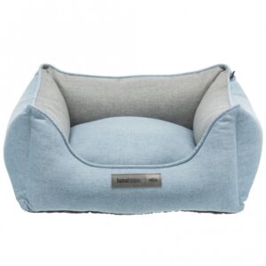 Dieser hochwertige Kissenbezug aus Webstoff in einem stilvollen hellblau/grau ist die perfekte Ergänzung für Ihr Zuhause. Der strapazierfähige Polyester-Bezug ist bei 40°C waschbar und sorgt für einfache Pflege und Langlebigkeit. Mit einer formstabilen Polyestervlies-Füllung und hoher Fülldichte bietet das Kissen optimalen Komfort und Unterstützung. Die abnehmbaren Bezüge ermöglichen eine unkomplizierte Reinigung, während der rutschfeste Boden für sicheren Halt sorgt. Mit den praktischen Maßen von ca. 60 x 50 cm und dem zusätzlichen Wendekissen-Design ist dieses Kissen nicht nur funktional, sondern auch ein echter Blickfang in jedem Raum. Holen Sie sich jetzt dieses günstige und hochwertige Kissen für Ihr Zuhause!