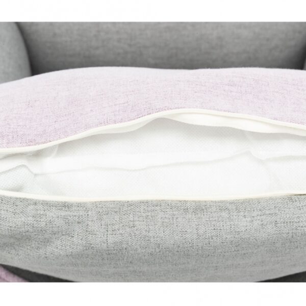 Dieser hochwertige Kissenbezug aus Webstoff überzeugt durch seinen strapazierfähigen Polyester-Bezug, der bei 40°C waschbar ist. Mit einer Polyestervlies-Füllung bietet das Kissen eine hohe Fülldichte, die für Formstabilität sorgt und optimalen Komfort garantiert. Das praktische Wendekissen in den Farben Rosa und Grau fügt sich harmonisch in jede Einrichtung ein. Die abnehmbaren Bezüge sind leicht zu reinigen, während der rutschfeste Boden für sicheren Halt sorgt. Mit den Maßen von ca. 60 x 50 cm ist dieses Kissen ideal für jedes Zuhause und bietet eine stilvolle sowie funktionale Ergänzung für Ihr Wohnzimmer oder Schlafzimmer. Genießen Sie Qualität und Bequemlichkeit mit diesem vielseitigen Kissen!