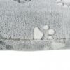 Dieser hochwertige Kissenbezug aus Softfleece bietet Ihnen optimalen Komfort und eine angenehme Haptik. Der Bezug besteht aus strapazierfähigem Polyester und ist mit einer weichen Polyestervlies-Füllung ausgestattet, die für eine gemütliche Liegefläche sorgt. Besonders praktisch ist der abnehmbare Bezug, der bei 40°C waschbar ist, während das Inlett einfach von Hand gewaschen werden kann. In einem eleganten hellgrau und mit den Maßen von ca. 60 × 40 cm fügt sich dieses Kissen perfekt in jedes Wohnambiente ein. Gönnen Sie sich und Ihren Gästen den besten Komfort mit diesem stilvollen und pflegeleichten Kissen!