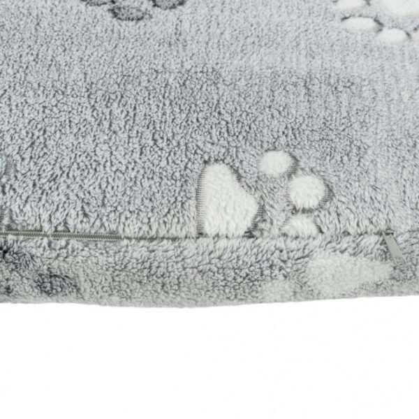 Dieser hochwertige Kissenbezug aus Softfleece bietet Ihnen optimalen Komfort und eine angenehme Haptik. Der Bezug besteht aus strapazierfähigem Polyester und ist mit einer weichen Polyestervlies-Füllung ausgestattet, die für eine gemütliche Liegefläche sorgt. Besonders praktisch ist der abnehmbare Bezug, der bei 40°C waschbar ist, während das Inlett einfach von Hand gewaschen werden kann. In einem eleganten hellgrau und mit den Maßen von ca. 60 × 40 cm fügt sich dieses Kissen perfekt in jedes Wohnambiente ein. Gönnen Sie sich und Ihren Gästen den besten Komfort mit diesem stilvollen und pflegeleichten Kissen!