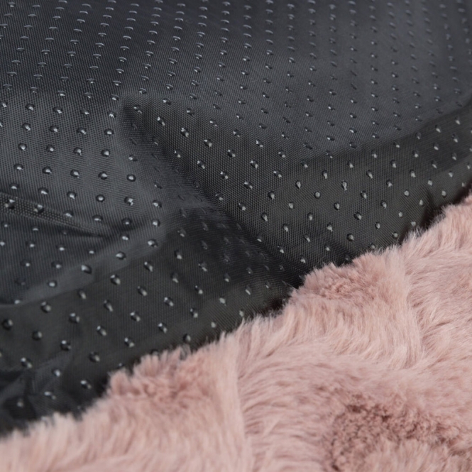 Entdecken Sie unser orthopädisches Bett, das für maximalen Schlafkomfort sorgt und ideal für Ihr Haustier ist. Hergestellt aus nachhaltigen, recycelten Materialien (mindestens 88 %), bietet es nicht nur Komfort, sondern schont auch die Umwelt. Der weiche Struktur-Softplüsch und der Polyester-Bezug garantieren ein angenehmes Liegegefühl, während die viskoelastische Schaumstoffflocken-Füllung mit Memory-Effekt sich perfekt an den Körper Ihres Tieres anpasst. Das integrierte Kissen sorgt für zusätzlichen Halt, und der abnehmbare Bezug ist bei 40°C waschbar, was die Pflege erleichtert. Mit einem rutschfesten Boden und einer Größe von etwa 80 x 60 cm ist dieses Bett nicht nur praktisch, sondern auch in einem ansprechenden Rosa erhältlich. Gönnen Sie Ihrem Haustier den besten Schlafplatz für erholsame Nächte!