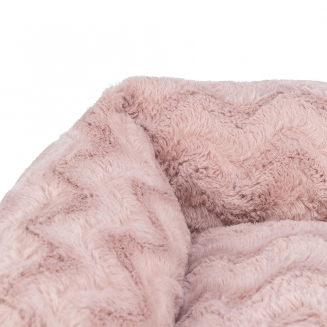 Entdecken Sie unser orthopädisches Bett, das für maximalen Schlafkomfort sorgt und ideal für Ihr Haustier ist. Hergestellt aus nachhaltigen, recycelten Materialien (mindestens 88 %), bietet es nicht nur Komfort, sondern schont auch die Umwelt. Der weiche Struktur-Softplüsch und der Polyester-Bezug garantieren ein angenehmes Liegegefühl, während die viskoelastische Schaumstoffflocken-Füllung mit Memory-Effekt sich perfekt an den Körper Ihres Tieres anpasst. Das integrierte Kissen sorgt für zusätzlichen Halt, und der abnehmbare Bezug ist bei 40°C waschbar, was die Pflege erleichtert. Mit einem rutschfesten Boden und einer Größe von etwa 80 x 60 cm ist dieses Bett nicht nur praktisch, sondern auch in einem ansprechenden Rosa erhältlich. Gönnen Sie Ihrem Haustier den besten Schlafplatz für erholsame Nächte!