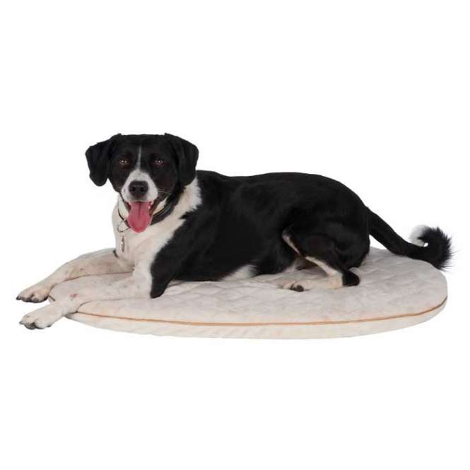 Die Hundekönig Vital Liegematte ist die perfekte Schlafunterlage für Ihren Hund. Sie besteht aus hochwertigem viscoelastischem Schaumstoff mit einer Dicke von ca. 3 cm, der sich ideal an die Körperform Ihres Hundes anpasst und eine optimale Druckverteilung gewährleistet. Dank des Memory-Effekts kehrt die Liegefläche immer wieder in ihre ursprüngliche Form zurück, was besonders älteren und körperlich beeinträchtigten Tieren zugutekommt. Der kuschelige Softplüsch-Bezug mit stilvollem Hundekönig-Motiv und edler Satin-Paspel sorgt für zusätzlichen Komfort und eine ansprechende Optik. Zudem ist der Bezug bei 30°C waschbar, während das Inlett einfach von Hand gereinigt werden kann. Diese Liegematte in der eleganten Farbe creme hat die Maße von ca. 75 x 55 cm und ist ein unverzichtbares Accessoire für jeden Hundebesitzer, der Wert auf Qualität und Komfort legt.