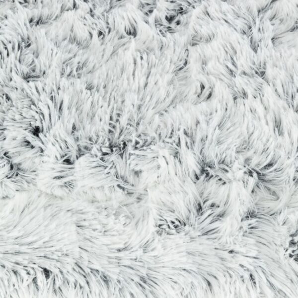 Dieser luxuriöse Langhaar-Plüsch/Velours Teppich vereint hohen Komfort mit stilvollem Design. Der gesteppten Polyester-Bezug sorgt für eine angenehme Haptik, während die 4 cm dicke Polyestervlies-Füllung für optimale Gemütlichkeit sorgt. Mit seinen großzügigen Maßen von ca. 120 × 80 cm ist er der perfekte Blickfang für jedes Zimmer. Dank seiner Waschbarkeit bei 40°C bleibt der Teppich stets frisch und sauber. Die elegante Farbkombination in weiß-schwarz/grau passt ideal zu verschiedenen Einrichtungsstilen und macht ihn zu einer hochwertigen und günstigen Wahl für Ihr Zuhause. Investieren Sie in diesen hochwertigen Teppich und genießen Sie den Komfort und die Ästhetik, die er bietet!