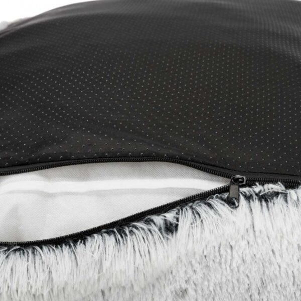 Dieser hochwertige Langhaar-Plüsch Kissenbezug ist die perfekte Ergänzung für Ihr Zuhause. Mit einem strapazierfähigen Polyester-Bezug und einer extra hohen Polyestervlies-Füllung von 18 cm bietet er unvergleichlichen Komfort und Unterstützung. Der rutschfeste Boden sorgt dafür, dass das Kissen an seinem Platz bleibt, während das Inlett handwaschbar ist und der Bezug bei 30°C gewaschen werden kann, was die Pflege besonders einfach macht. In eleganten Farben wie weiß und schwarz fügt sich dieses Kissen nahtlos in jede Einrichtung ein. Mit den großzügigen Maßen von ca. 80 x 60 cm ist es ideal für entspannte Stunden auf dem Sofa oder im Bett. Gönnen Sie sich diesen luxuriösen Kissenbezug und genießen Sie höchsten Komfort in Ihrem Wohnraum!