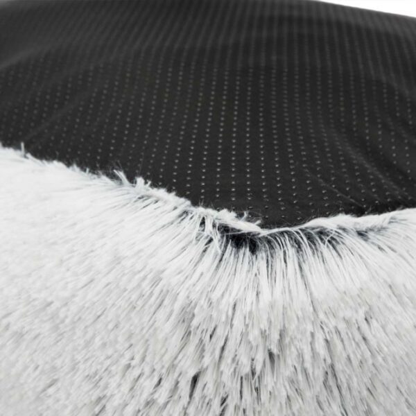 Dieser hochwertige Langhaar-Plüsch Kissenbezug ist die perfekte Ergänzung für Ihr Zuhause. Mit einem strapazierfähigen Polyester-Bezug und einer extra hohen Polyestervlies-Füllung von 18 cm bietet er unvergleichlichen Komfort und Unterstützung. Der rutschfeste Boden sorgt dafür, dass das Kissen an seinem Platz bleibt, während das Inlett handwaschbar ist und der Bezug bei 30°C gewaschen werden kann, was die Pflege besonders einfach macht. In eleganten Farben wie weiß und schwarz fügt sich dieses Kissen nahtlos in jede Einrichtung ein. Mit den großzügigen Maßen von ca. 80 x 60 cm ist es ideal für entspannte Stunden auf dem Sofa oder im Bett. Gönnen Sie sich diesen luxuriösen Kissenbezug und genießen Sie höchsten Komfort in Ihrem Wohnraum!